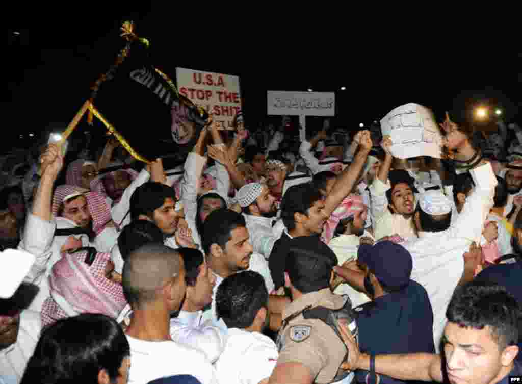  Manifestantes protestan hoy, miércoles 13 de septiembre de 2012, frente a la embajada de Estados Unidos en Kuwait, contra el vídeo sobre el profeta Mahoma, considerado blasfemo por los musulmanes. Alrededor de 500 personas se reunieron cerca a la sede di