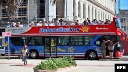 Un autobús pasea turistas por La Habana.
