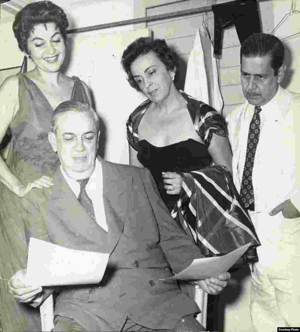 María de los Ángeles Santana, Ernesto Lecuona, Esther Borja y el periodista Arturo Ramírez.