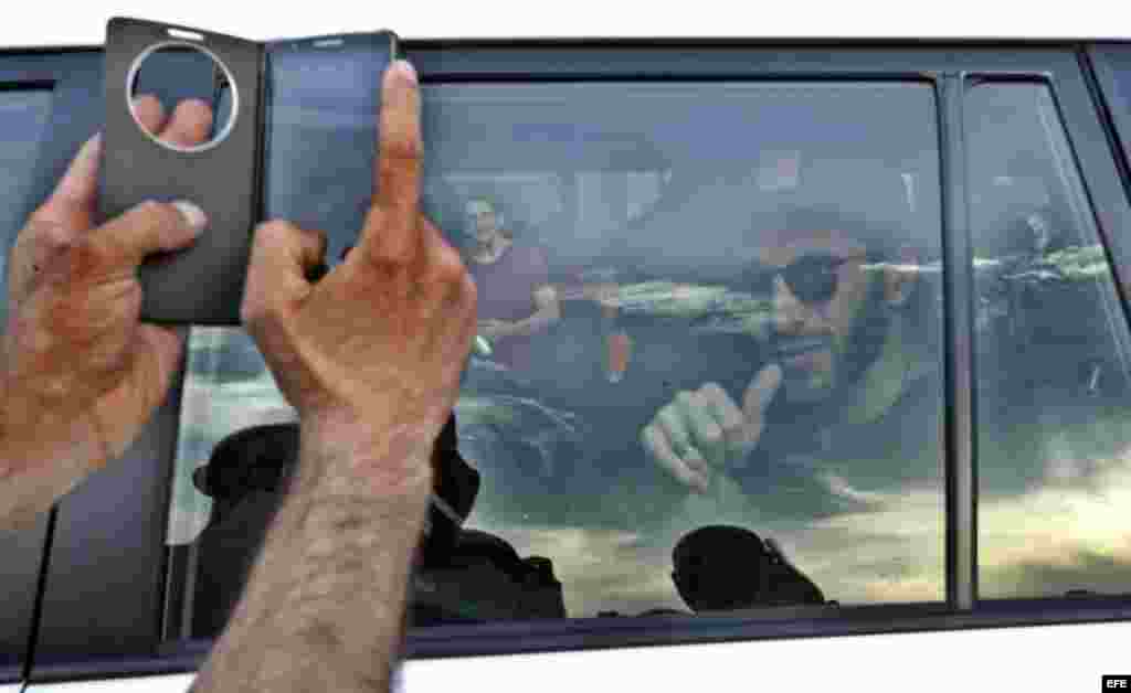 El futbolista español del Real Madrid Sergio Ramos (d) saluda desde el interior de un vehículo el lunes, 15 de junio de 2015, tras su llegada La Habana para visitar proyectos del Fondo de las Naciones Unidas para la Infancia (Unicef) en Cuba. &nbsp;