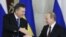 El presidente ruso, Vladímir Putin mientras estrecha la mano de Viktor Yanukovich el pasado 13 de diciembre de 2013.