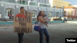 José Daniel Ferrer Cantillo y Nelva Izmaray Ortega, con su bebé en brazos, exigen la liberación de José Daniel Ferrer. 