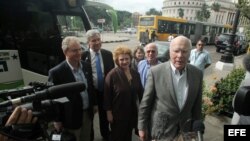 El senador demócrata Patrick Leahy (d) junto a otros legisladores de EEUU durante su visita a Cuba en 2015. (Archivo)