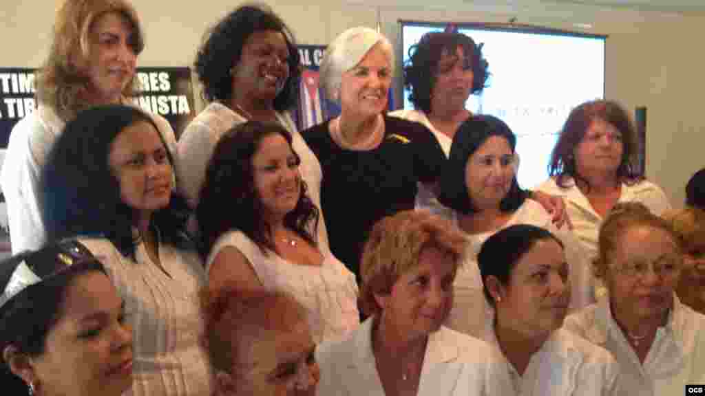 Berta Soler junto a Silvia Iriondo y demás Damas de Blanco