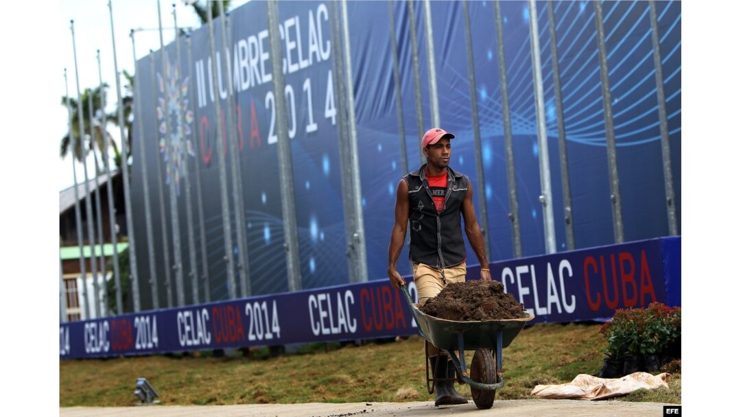 Un hombre trabaja en los jardines de Pabexpo, sede de la II Cumbre de la CELAC.