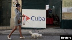 Una mujer camina frente a una bodega en La Habana. (REUTERS/Alexandre Meneghini).