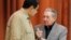 Raúl Castro y Nicolás Maduro (i), hablan en diciembre del 2016. 