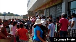 Migrantes cubanos en Panamá, que no fueron incluidos en los vuelos hacia México y otros que llegaron con posterioridad, buscan respuesta a su situación migratoria. 
