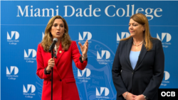 La congresista María Elvira Salazar junto a la presidenta del Miami Dade College, Madeline Pumariega, durante evento en el Padrón Campus, de Miami. (OCB)