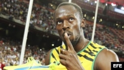 Usain Bolt celebra su victoria en la final masculina de 200m en los Mundiales de Atletismo que se celebran en el Estadio Nacional en Pekín.