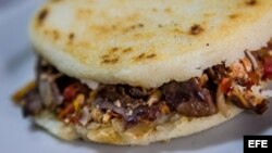 Arepa rellena de carne y tocineta, alimento típico venezolano en Caracas (Venezuela). 