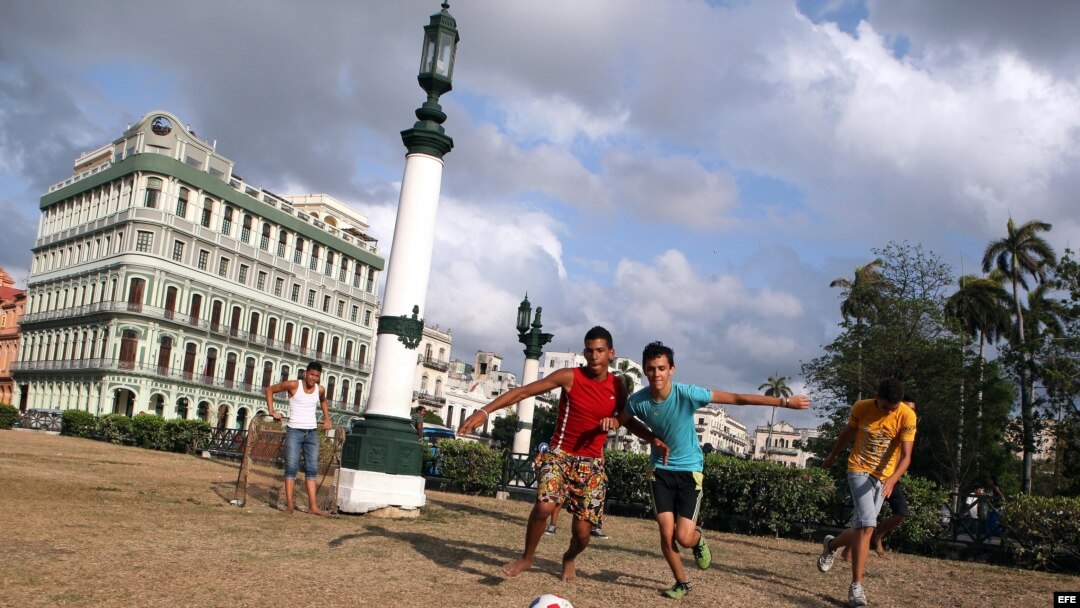 Jóvenes juegan fútbol en el Parque Central La Habana