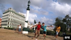 Jóvenes juegan fútbol en el Parque Central La Habana