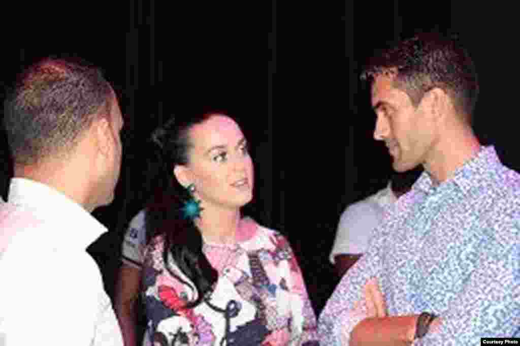 Katy Perry conversa con invitados en este club de la capital cubana.