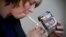 Cuba y otros paíss tabacaleros se han quejado a la OMC de una ley australiana que obliga a vender cigarrillos en paquetes sin publicidad y con fotos de las consecuencias de fumar.