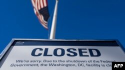 Un cartel de "Cerrado" en un edificio federal por el cierre parcial del gobierno. 