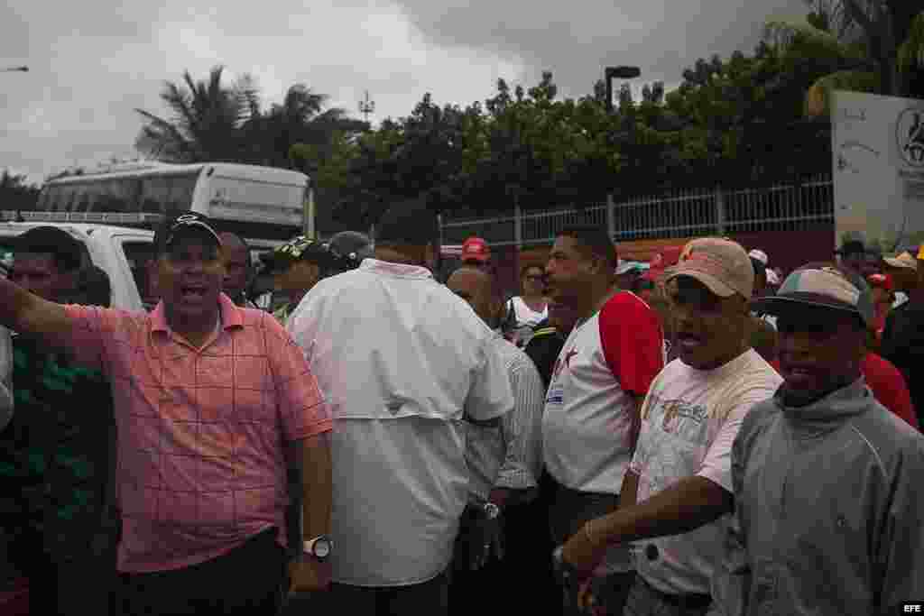 n grupo de personas adeptas al Gobierno venezolano bloquea el paso del autobús donde se moviliza el senador brasileño Aécio Neves.