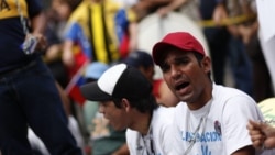 Estudiantes venezolanos cumplen, encadenados, tercer día de protesta