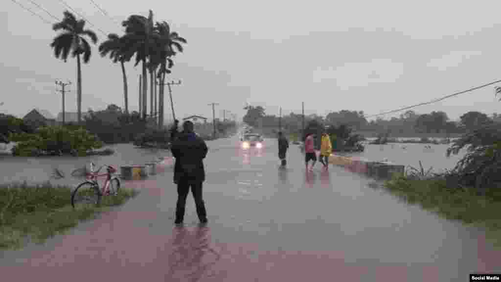 Lluvias del huracán Michael inundaron la carretera de La Coloma en Pinar del Río (Daimy Díaz)