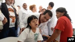 Doctores cubanos del programa Más Médicos trabajan en el albergue indígena (CASAI), en Brasilia.