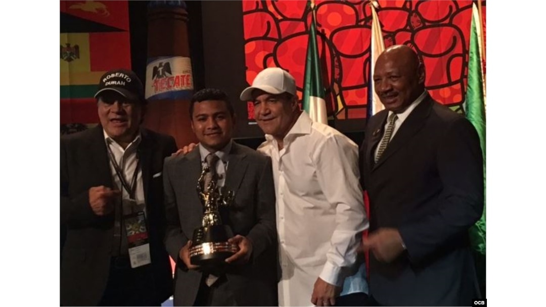 Chocolatito recibe el premio al Mejor Boxeador del 2016 del CMB al lado de dos de los grandes peleadores de todos los tiempos, Roberto Durán (i) y Marvin Hagler.(d). Foto ENG.OCB.