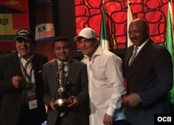 Chocolatito recibe el premio al Mejor Boxeador del 2016 del CMB al lado de dos de los grandes peleadores de todos los tiempos, Roberto Durán (i) y Marvin Hagler.(d). Foto ENG.OCB.
