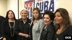 Lourdes Flores (2da de derecha a izq) con participantes en comisión Justicia Cuba