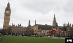 - Un helicóptero sanitario llega a la Plaza del Parlamento tras un tiroteo en Londres, Reino Unido, hoy, 22 de marzo de 2017.