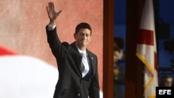 El candidato republicano a la vicepresidencia Paul Ryan saluda al llegar al escenario el miércoles 29 de agosto de 2012. 