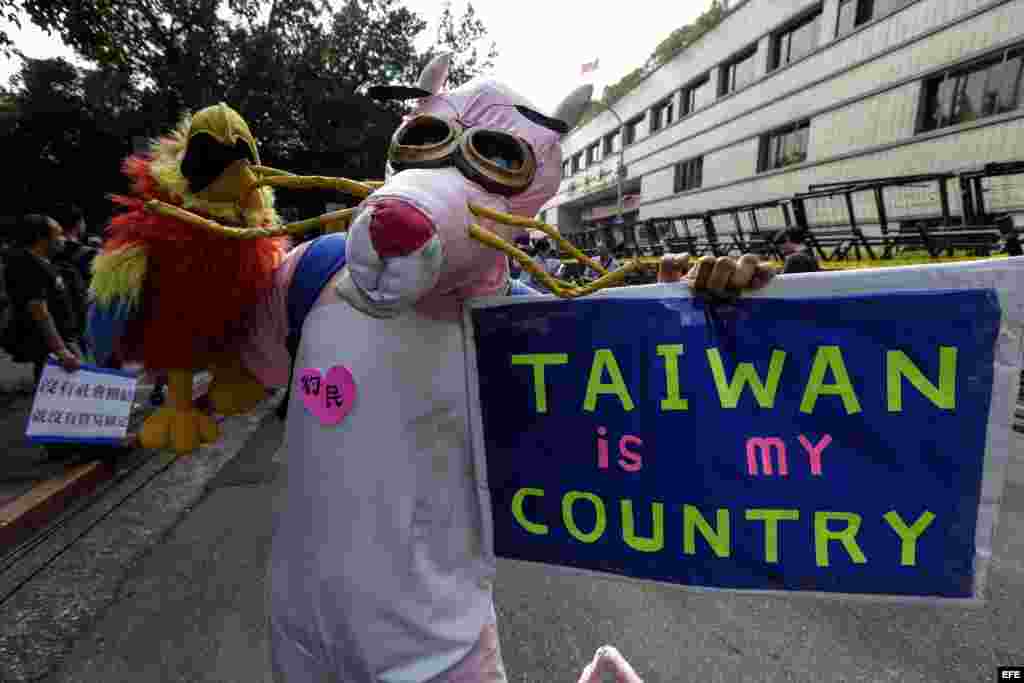 Los taiwaneses protestan por el encuentro de los mandatarios de China y Taiwán. 