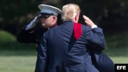 El presidente de los Estados Unidos, Donald J. Trump (R), saluda a un marine estadounidense (L), mientras se dirige a abordar el helicóptero Marine One en el jardín sur de la Casa Blanca.