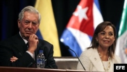 El Nobel de Literatura y presidente de La Fundación Internacional para la Libertad, Mario Vargas Llosa (i), y Josefina Vásquez (d), candidata a la Presidencia de México. EFE/Paolo Aguilar
