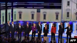 Los 10 precandidatos demócratas la noche del miércoles en el escenario del Centro de Artes Escénicas Adrienne Arsht, de Miami (Foto: AFP).