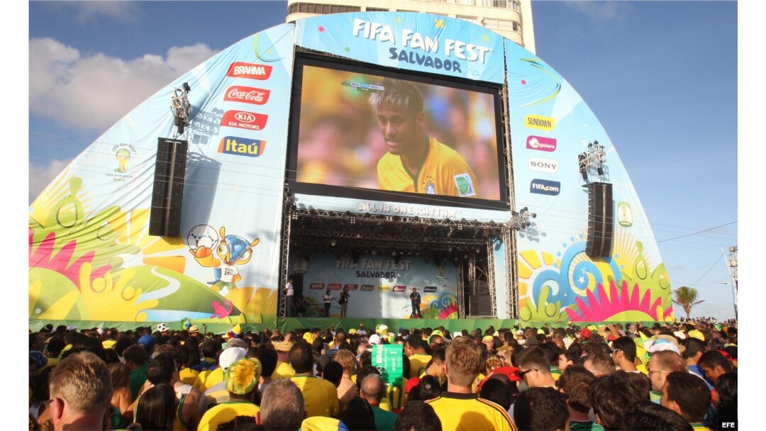 Aficionados observan el partido entre Brasil y México parte del Mundial de Fútbol 2014