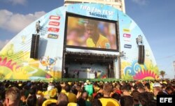 Aficionados observan el partido entre Brasil y México parte del Mundial de Fútbol 2014