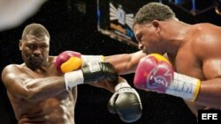 El boxeador cubano Odlanier Solis (d) lanza un puño al estadounidense Ray Austin (i) el viernes 17 de diciembre de 2010, en la pelea por el campeonato mundial de la WBC de peso pesado que se disputó en el American Airlines Arena de Miami (FL, EEUU). 