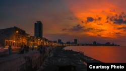 Una de las muchas imágenes del malecón de La Habana que muestran la belleza de la ciudad. Fotografía de Howard Ignatius/Flickr.