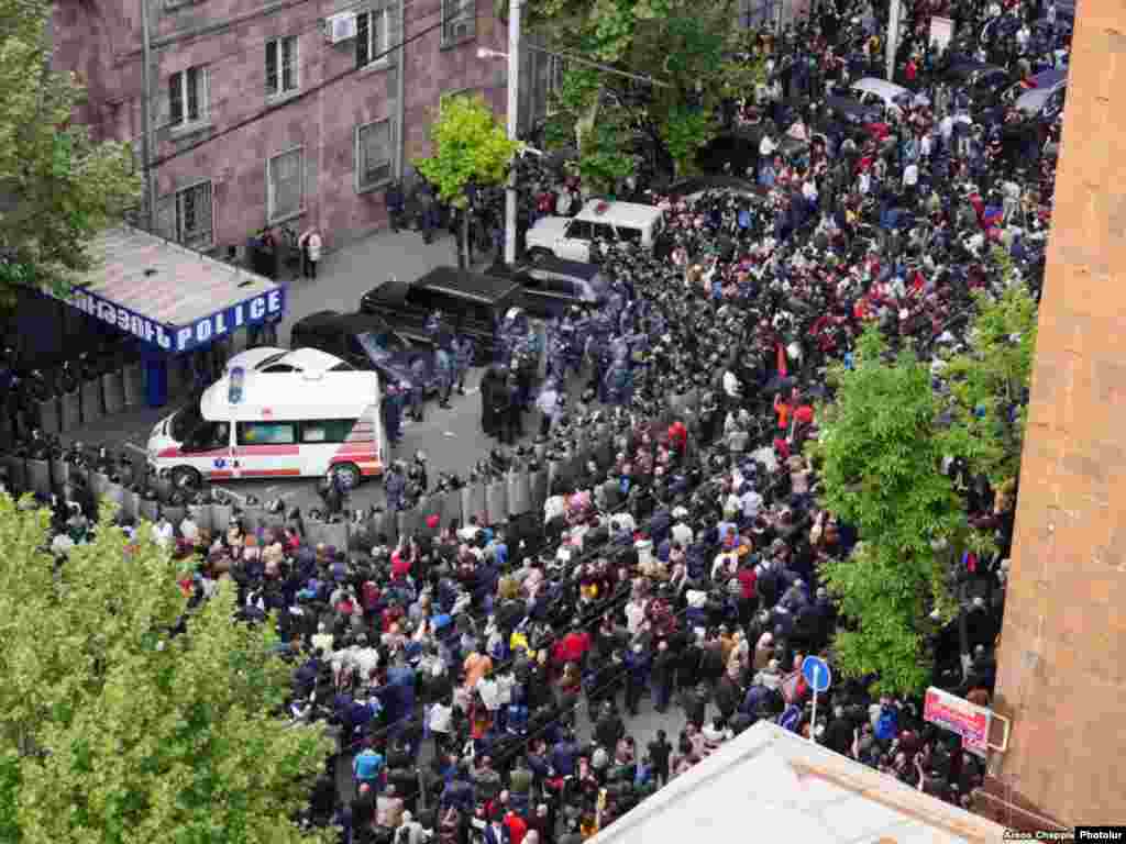 Manifestantes armenios ante la estación policial donde estuvo detenido el líder opositor Pashinyan.