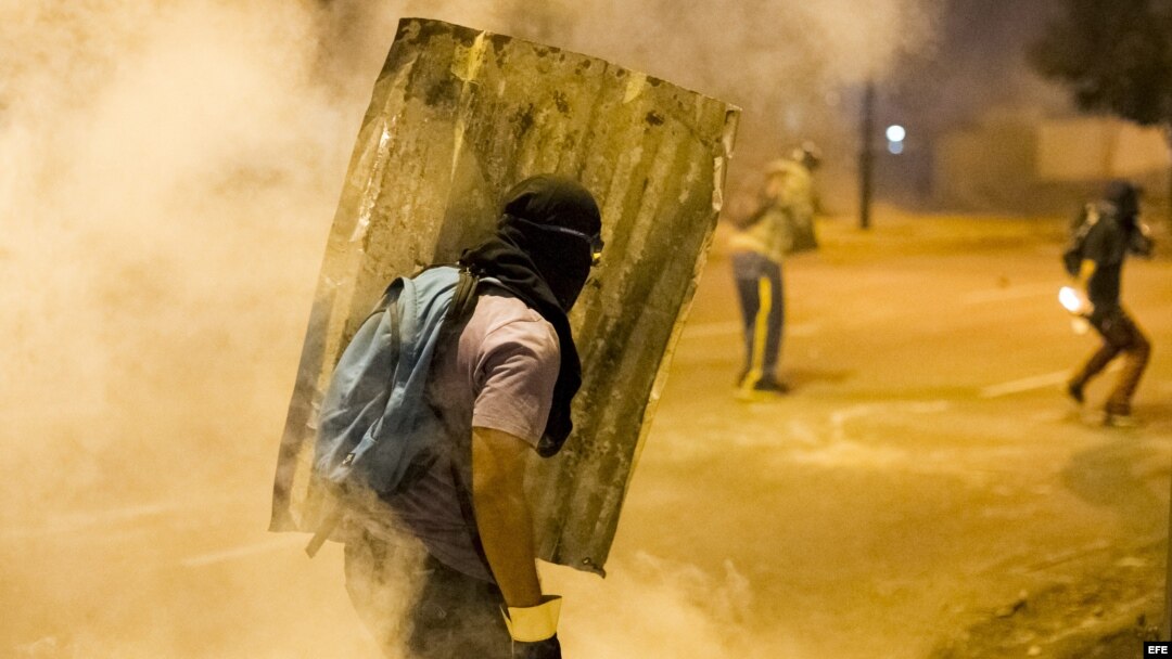 BARRICADAS Y PROTESTAS CONTINÚAN EN VENEZUELA