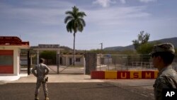 En esta fotografía revisada por funcionarios militares estadounidenses fue tomada frente a las puertas que separan el lado cubano de la Base Naval de Estados Unidos en la Bahía de Guantánamo.