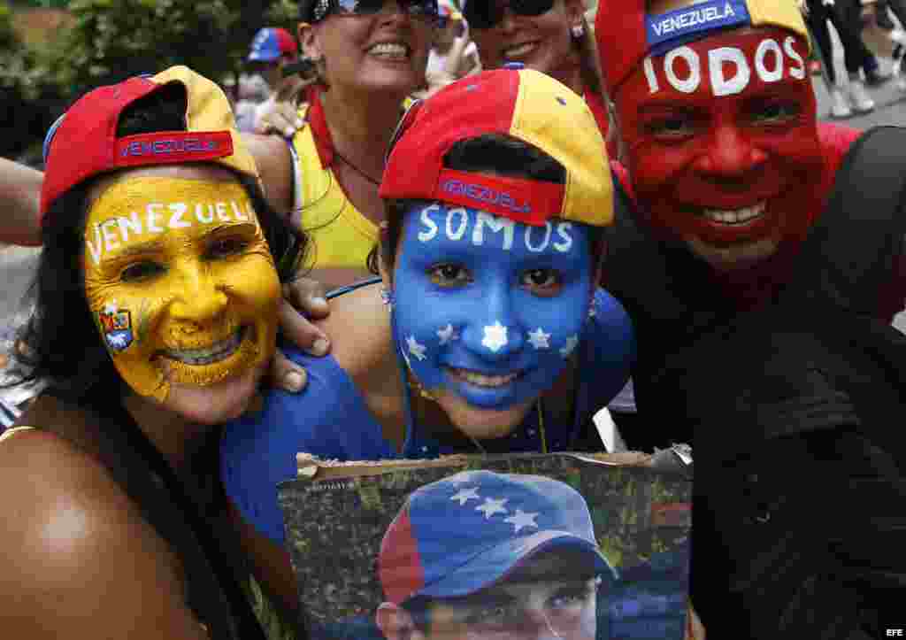 Con aire festivo los venezolanos recorren calles de la ciudad en espera de las elecciones.