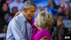 La aspirante demócrata a la Casa Blanca, Hillary Clinton (d), junto al presidente estadounidense, Barack Obama (i).