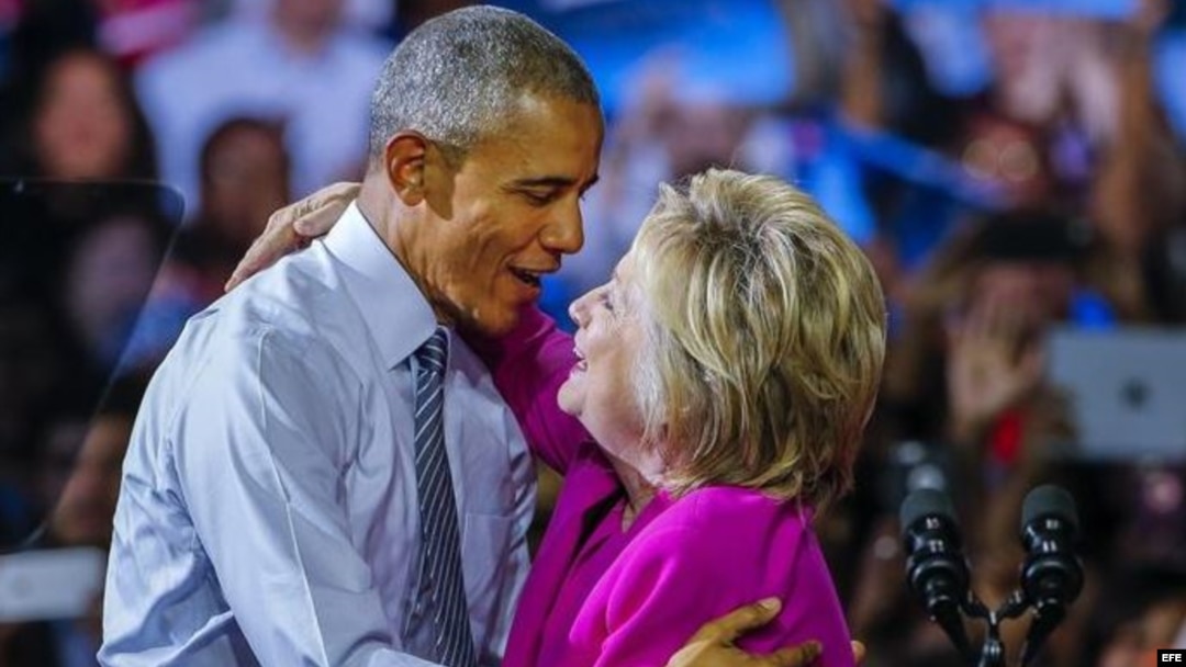 La aspirante demócrata a la Casa Blanca, Hillary Clinton (d), junto al presidente estadounidense, Barack Obama (i).
