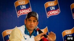 Fotografía cedida por Prensa Comando Venezuela del excandidato presidencial opositor venezolano Henrique Capriles.