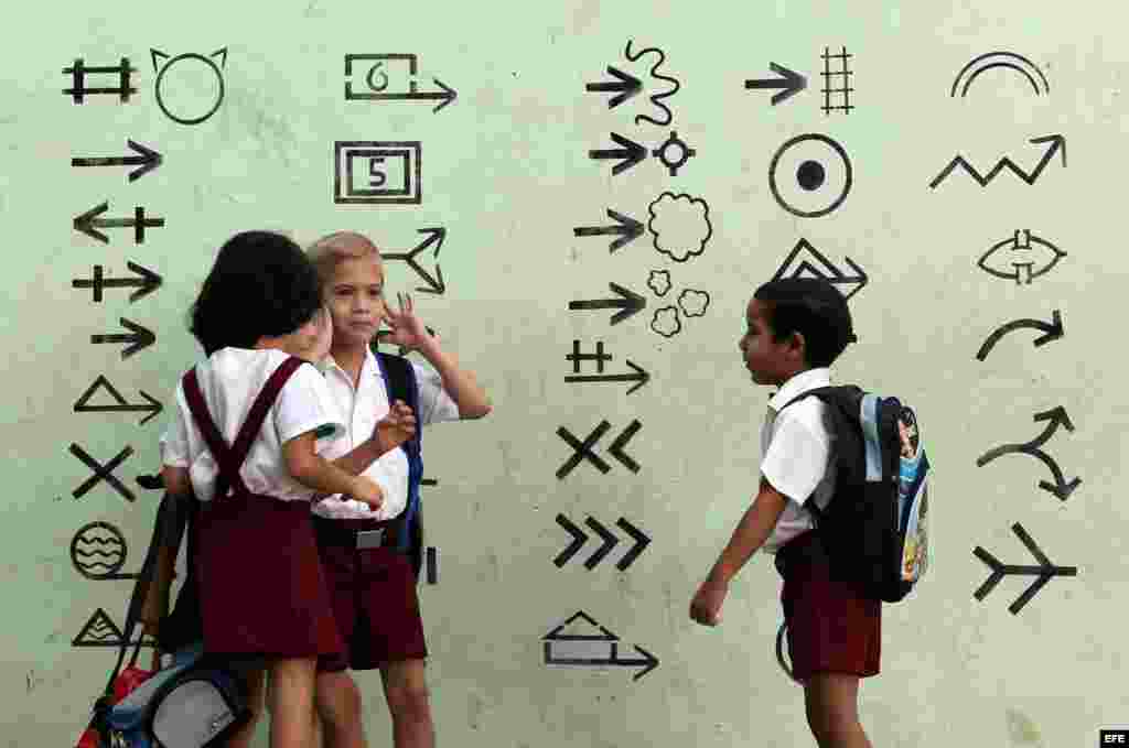 Cuba comienza este martes, 1ro. de septiembre, el curso escolar 2015-2016 con cerca de dos millones de estudiantes en más de 10.300 escuelas, según cifras oficiales que no describen las dificultades que enfrentarán estudiantes, profesores y padres por la falta de recursos y el déficit de maestros. EFE