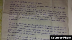 El manuscrito de la carta remitida desde la cárcel por el abogado, periodista independiente y ahora preso político cubano Roberto de Jesús Quiñones Haces (Foto: Cubanet).