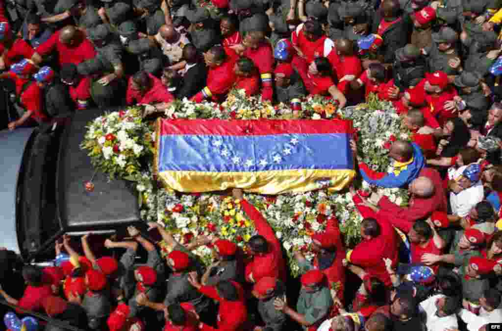 El ataúd de Chávez inició el recorrido desde el Hospital Militar Dr. Carlos Arvelo hasta la Academia Militar, donde el viernes tendrán lugar las honras fúnebres del jefe de Estado.