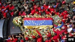 El ataúd de Chávez inicia el recorrido desde el Hospital Militar Dr. Carlos Arvelo hasta la Academia Militar, donde el viernes tendrán lugar las honras fúnebres del jefe de Estado