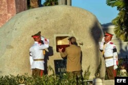 Raúl Castro coloca en la tumba la urna con las cenizas de Fidel Castro.