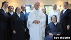 Monseñor Román con las Hermanas de la Caridad (Sor Adela con el hábito blanco). 